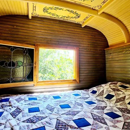 Luxury tent La Roulotte Du Coustal, Climatise *