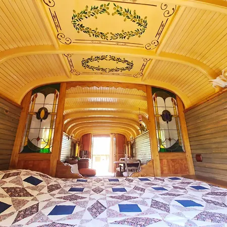 Luxury tent La Roulotte Du Coustal, Cajarc, Lot