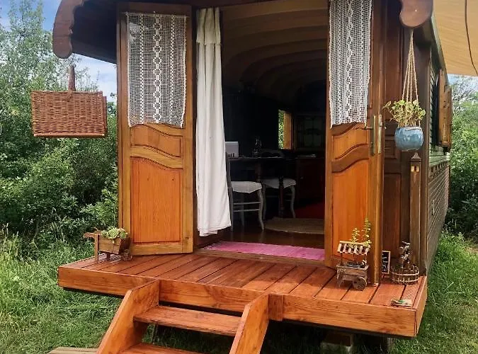 Luxury tent La Roulotte Du Coustal, Cajarc, Lot *