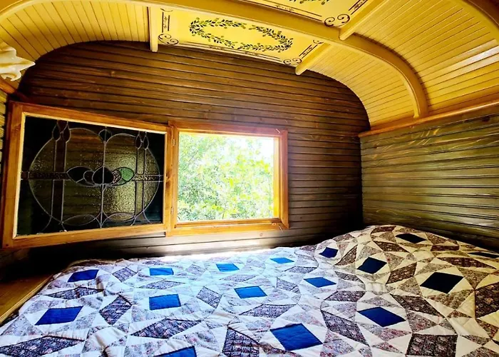 Luxury tent La Roulotte Du Coustal, Cajarc, Lot *