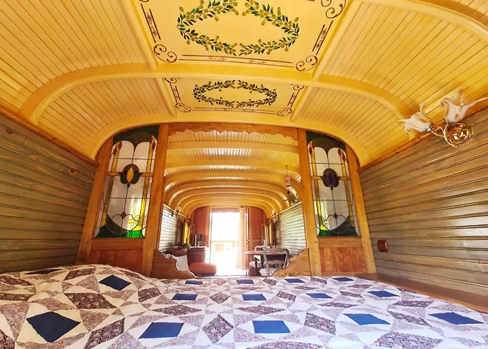 Luxury tent La Roulotte Du Coustal, Cajarc, Lot